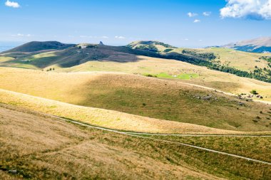 Çayırlar dağlarda kıvrımlı hatları oluşturmak.