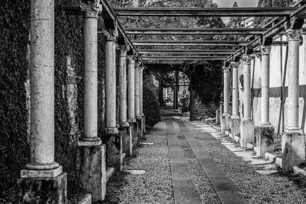 Juliet mezara lider colonnade. — Stok fotoğraf