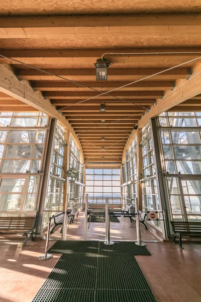 Waiting room inside the mountain station of a cableway. — Stock Photo, Image