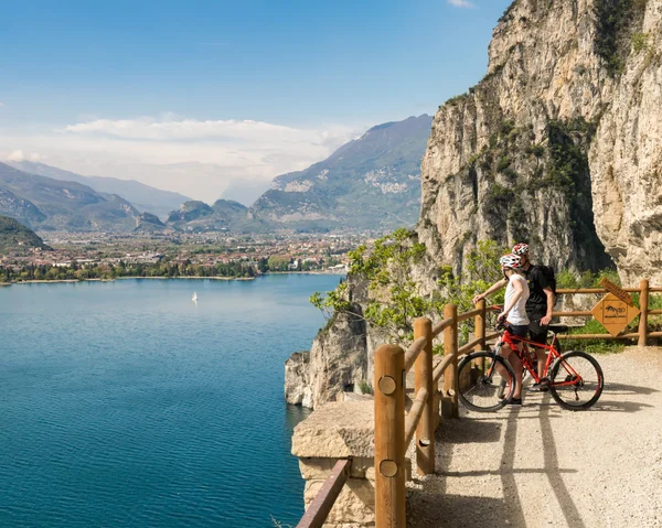 Os ciclistas admiram o panorama da trilha Ponale em Riva del G — Fotografia de Stock