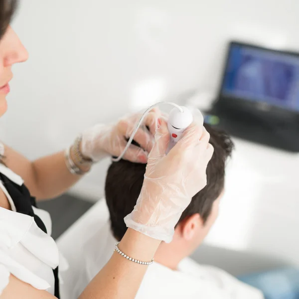 Analysis of the health of the hair done in a tricologic center. — Stock Photo, Image