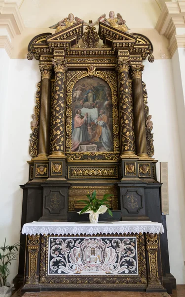 Dřevěný oltář zasvěcený korunovace Panny Marie, vyřezávané w — Stock fotografie