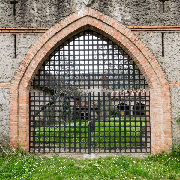 Portão de um antigo castelo medieval . — Fotografia de Stock