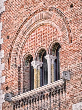 Üçlü lancet pencere Ortaçağ Sarayı.