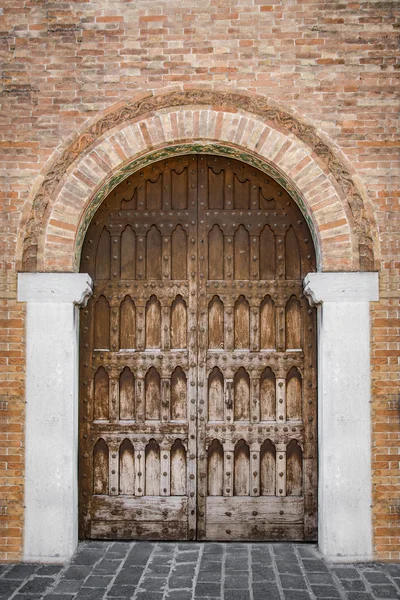 Gewölbter Eingang eines mittelalterlichen Palastes. — Stockfoto