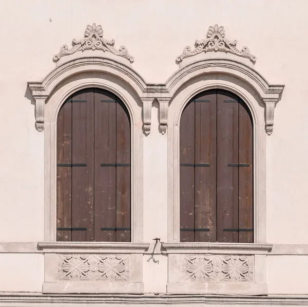 装饰的中世纪的宫殿的拱形的窗户. — 图库照片