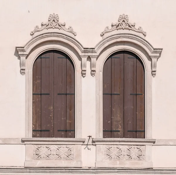 Finestre ad arco decorate di un palazzo medievale . — Foto Stock