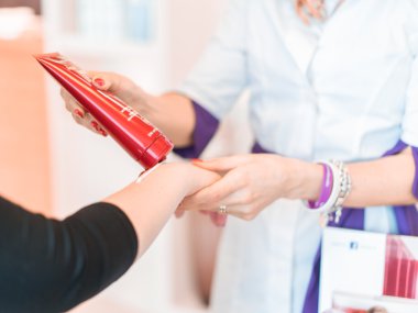 Güzellik salonunda nemlendirici uygulamak.