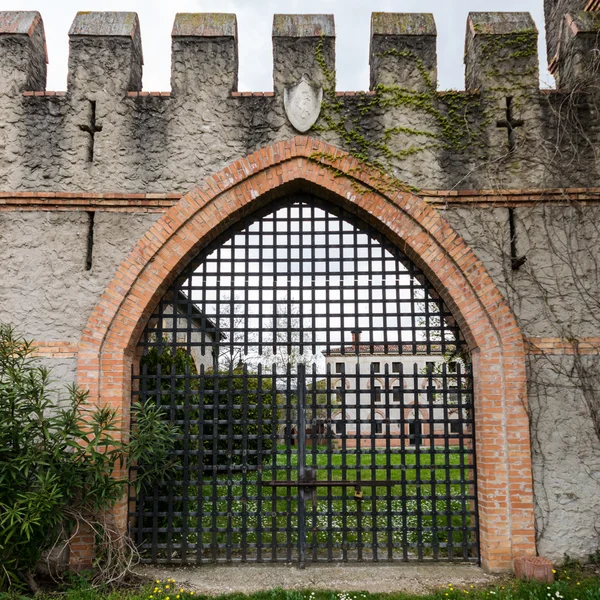 Porta di un antico castello medievale . — Foto Stock