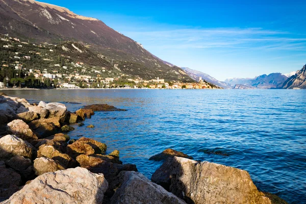 Panorama jezera Garda (Itálie) poblíž města Malcesine. — Stock fotografie