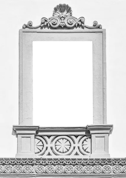 Zdobione okna neoklasycystycznej willi z kopii przestrzeni wewnątrz. — Zdjęcie stockowe