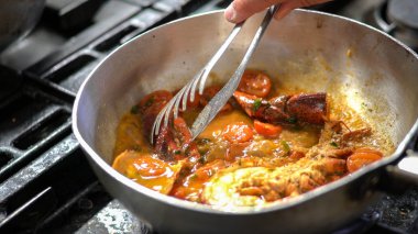 Bir restoranda ıstakoz ile makarna pişirme.