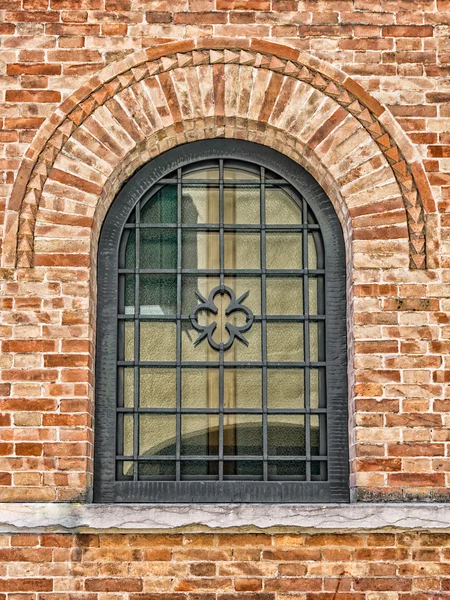 Fenêtres voûtées décorées d'un bâtiment médiéval . — Photo