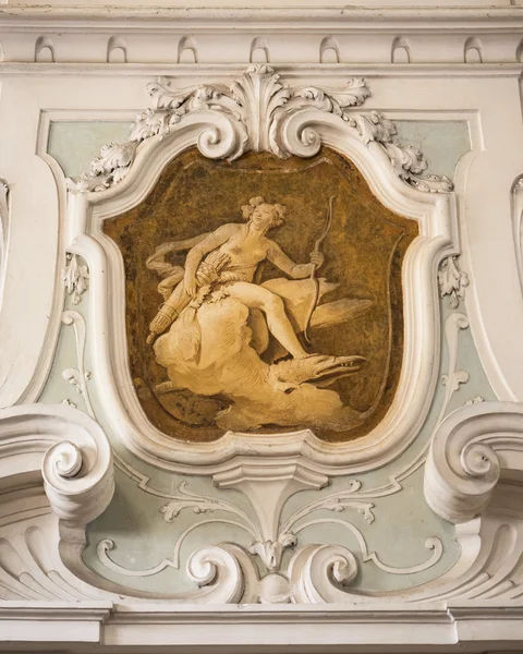 O ornamento de capuz de lareira em villa clássica . — Fotografia de Stock