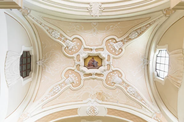 Madonna y Jesús niño pintado en el techo de una iglesia . — Foto de Stock