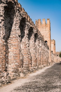 Her bakıldığında ortaçağ köyü çevreleyen duvarlar içinde .