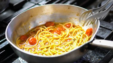 Kiraz domatesli spagetti pişiriyorum..