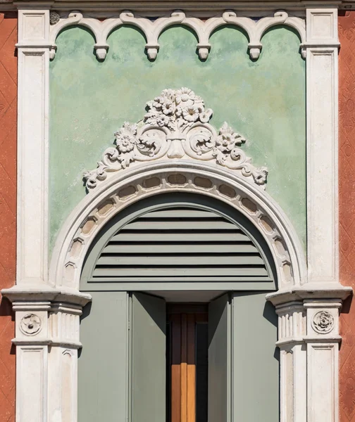 Detalle de una ventana en estilo gótico veneciano . — Foto de Stock