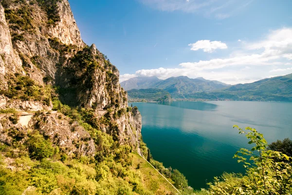 Panorama do lindo Lago de Garda cercado por montanhas . — Fotografia de Stock