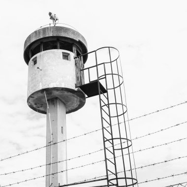 Dikenli tel ile net tarafından izole terk edilmiş nöbetçi kutusu tower.