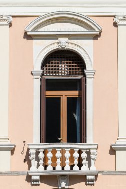 Kapı pencere bir İtalyan neoklasik Villa dekore edilmiş.