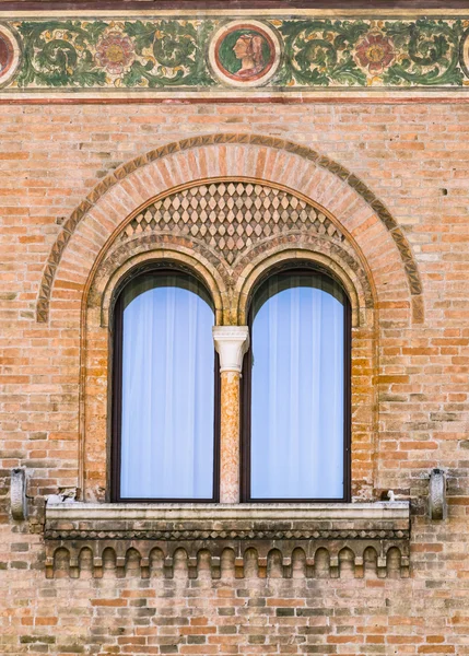 Tirizli Ortaçağ pencere.