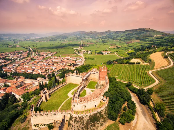 Weergave van Soave (Italië) en het beroemde middeleeuwse kasteel — Stockfoto