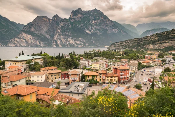 Panorama Torbole, Gardské jezero, Itálie. — Stock fotografie