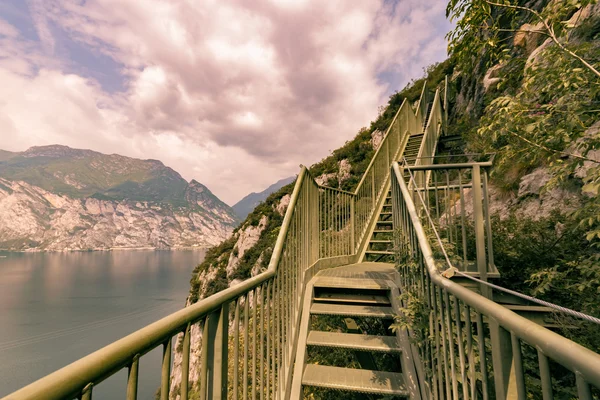 Garda Gölü üzerinde panoramik demir merdiven — Stok fotoğraf