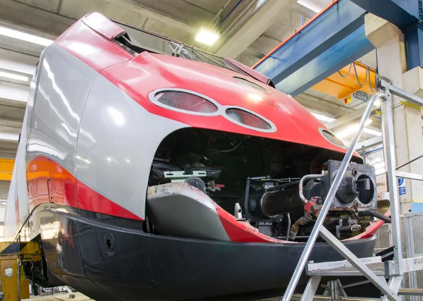 Sollevamento di una locomotiva per manutenzione in officina riparazioni importanti — Foto Stock