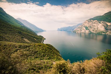 Dağlarla çevrili muhteşem Lake Garda Panoraması.