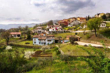 Tepe üzerinde tipik İtalyan Köyü.