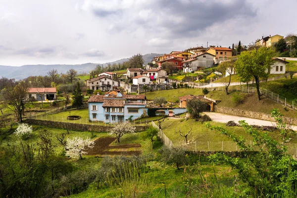 Tepe üzerinde tipik İtalyan Köyü. — Stok fotoğraf