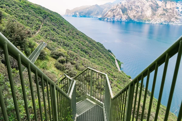 Panoramautsikt över järn trappa vid Gardasjön — Stockfoto