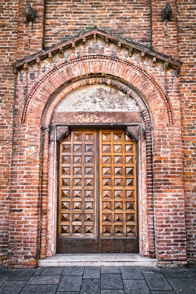 Eingang einer mittelalterlichen Kathedrale mit Holztür. — Stockfoto