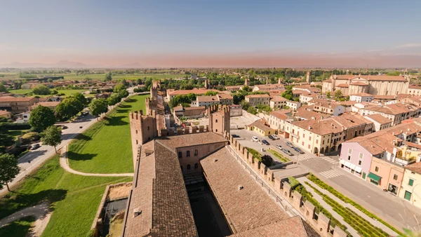 Montagnana, İtalya'nın duvarlı şehrin havadan görünümü.