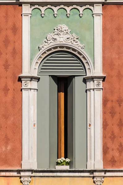 Okno ve stylu benátské gotiky. — Stock fotografie