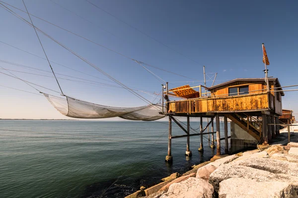 Trabucco, Trebuchet, Trabocco - traditionelle Fischerhäuser darin — Stockfoto