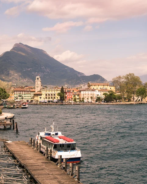 Města Riva del Garda z jezera. — Stock fotografie