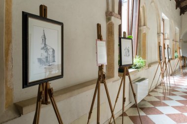 Villanova Romanesk Abbey'de Resim Sergisi.
