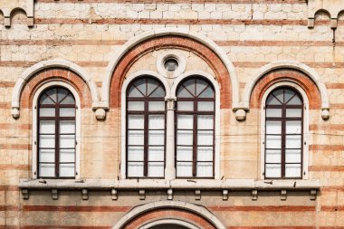 Ortaçağ kemerli windows.