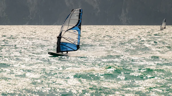 Windsurfing na Lago di Garda, Itálie. — Stock fotografie