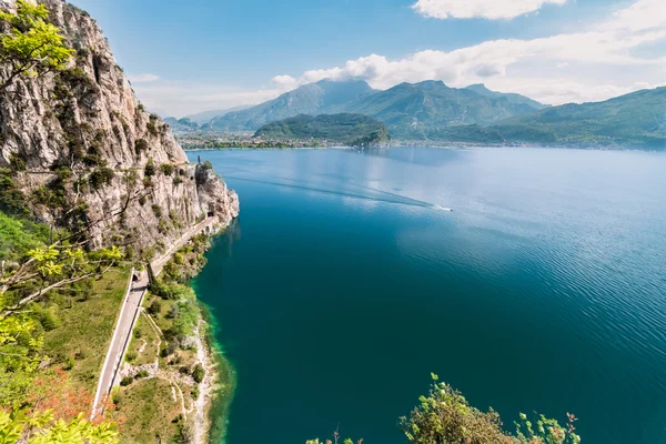 Dağlarla çevrili muhteşem Lake Garda Panoraması. — Stok fotoğraf