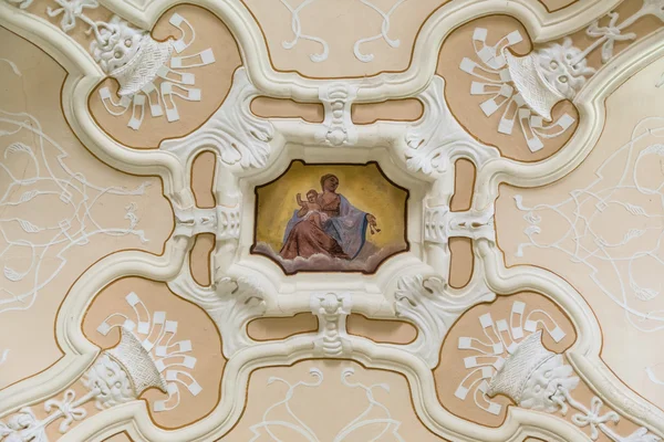 Madonna i Jezus dziecko malowane na suficie Kościoła. — Zdjęcie stockowe