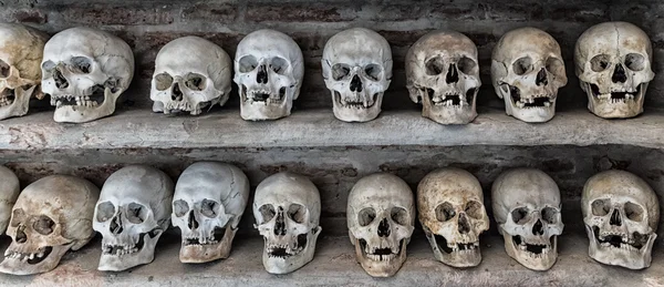 Human skulls inside a catacomb. — Stock Photo, Image