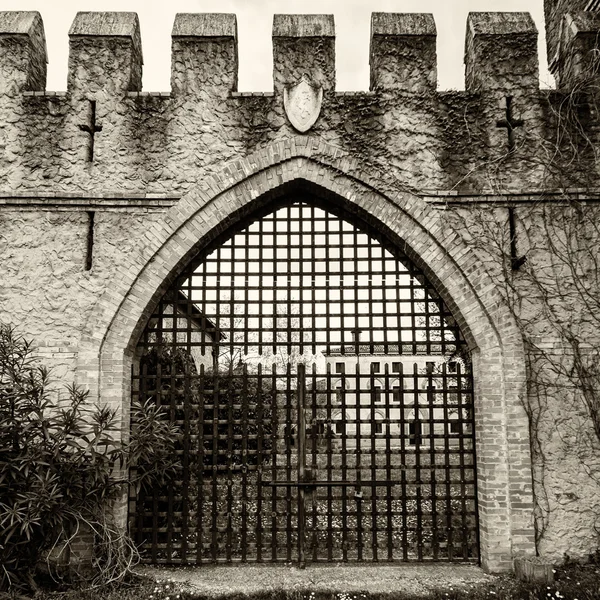 Gate of an old medieval castle. — Stock Photo, Image