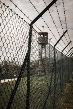 Dikenli tel ile net tarafından izole terk edilmiş nöbetçi kutusu tower.