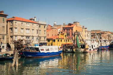 Chioggia, İtalya'da balıkçı tekneleri demirleyen.