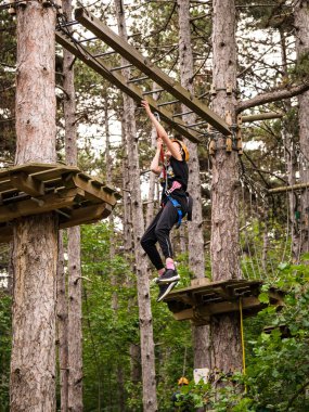Çocuk bir macera izi bir emanet ip asılı.