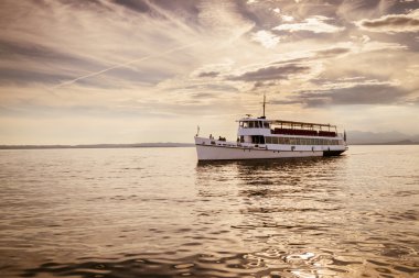 Garda Gölü üzerinde günbatımında feribot.